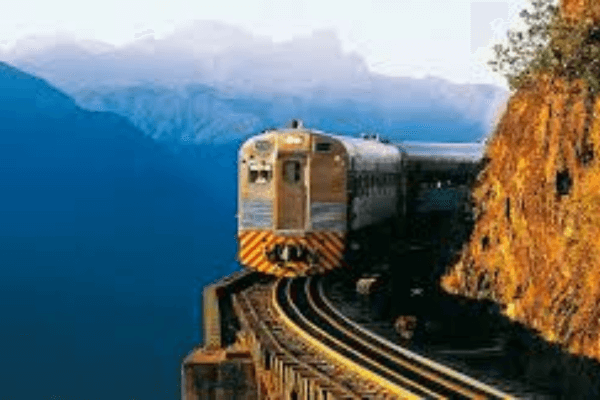 Viagem romântica de trem de Curitiba a Morretes com pernoite em setembro